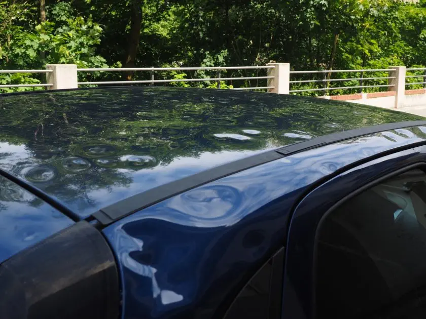 La garniture de toit de votre voiture s'affaisse-t-elle ? Lisez
